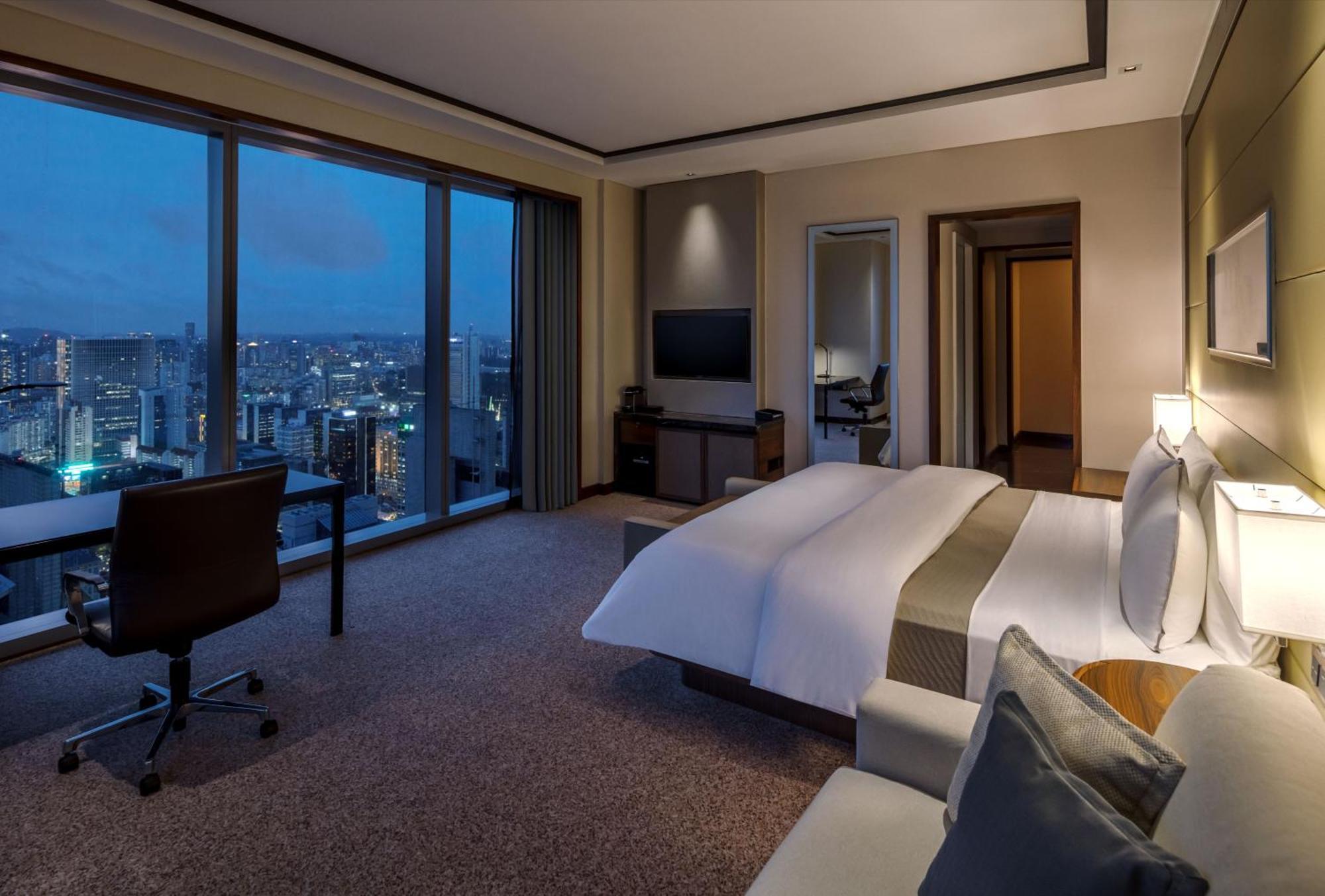 Grand Premier King Bed Large Room