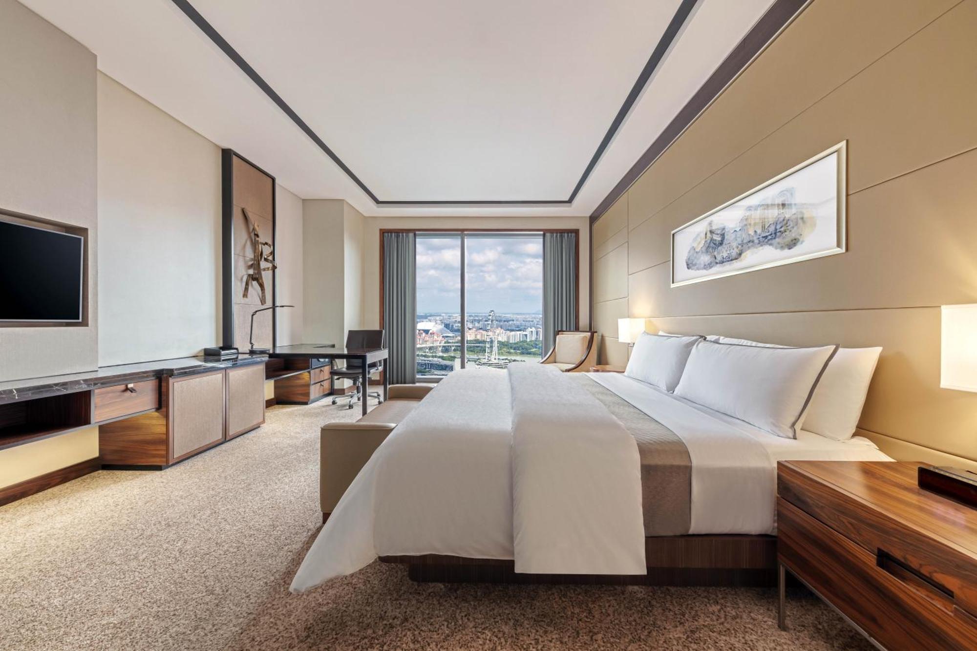 Premier King Bed Mid Floor