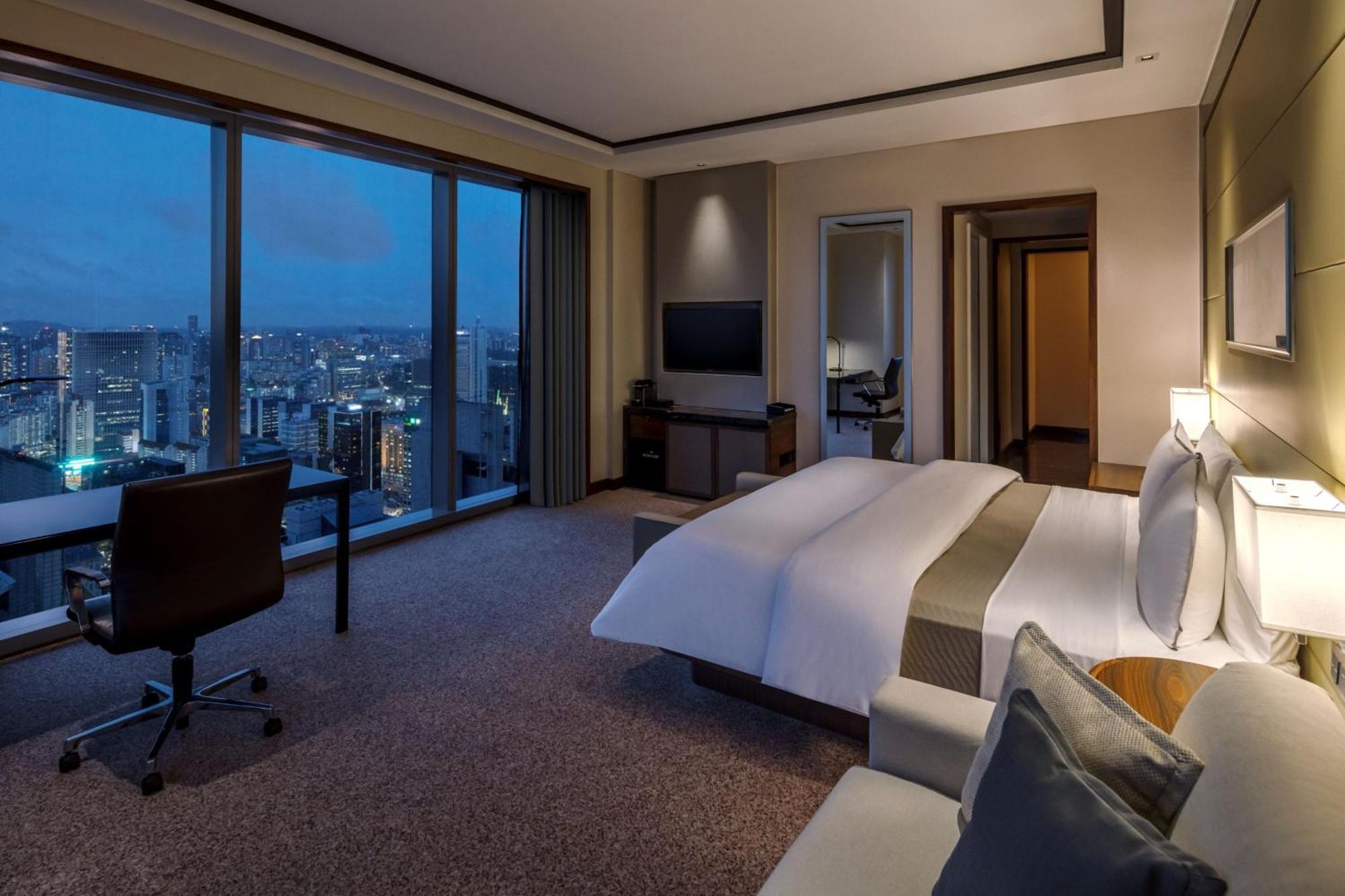 Grand Premier King Bed Large Room